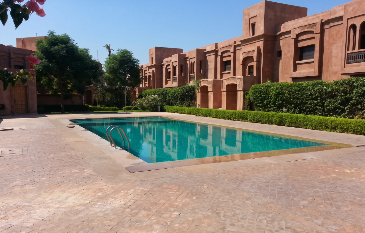 APPARTEMENT avec grand jardin privé piscine commune à Targa