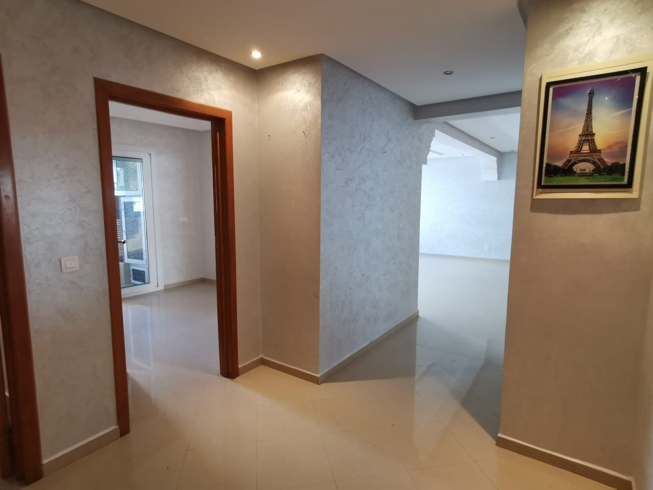 A louer un spacieux appartement vide et tout neuf de 2 chambres avec terrasse et balcon dans un immeuble de haut standing bien calme et sécurisé à Hay el Mohammadi agadir