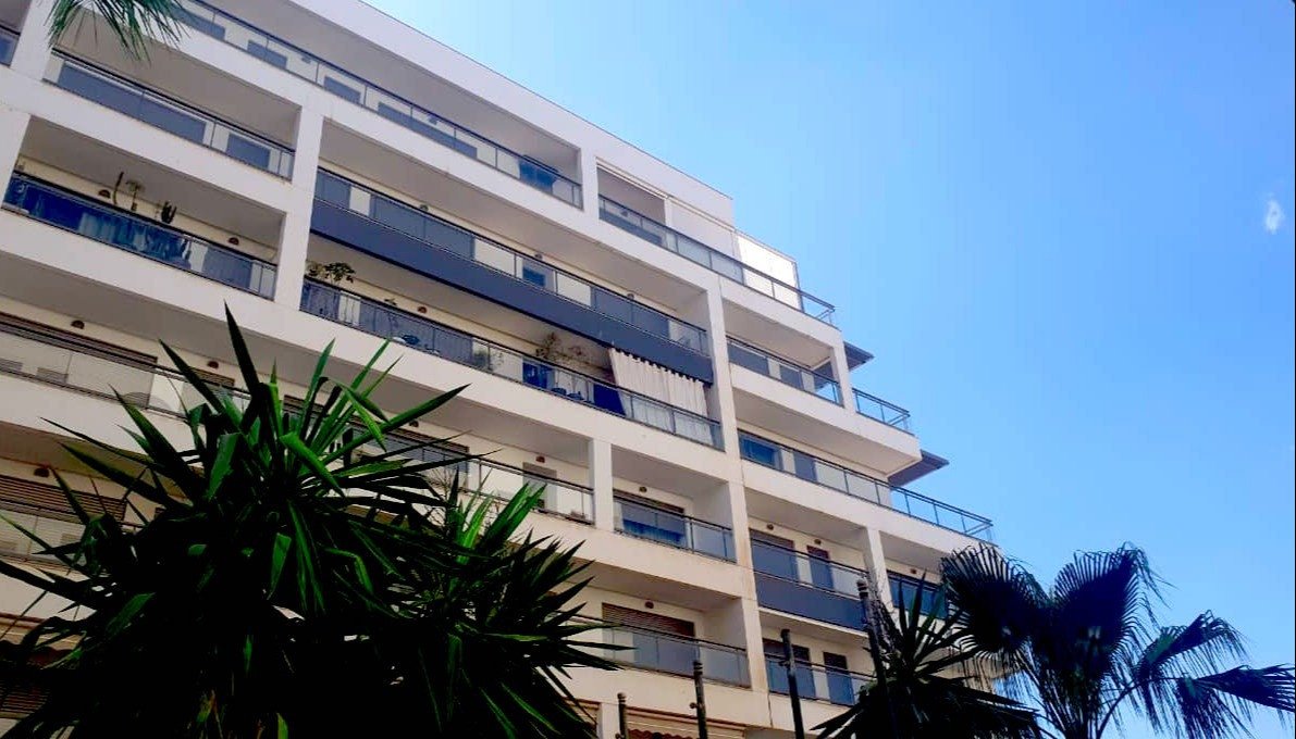 Superbe appartement de 120m² à louer vide ou meublé, style moderne avec terrasse vue sur mer, bien situé dans la plus belle résidence à Hassan 2 centre ville d'Agadir