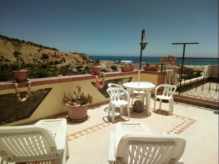 Proche de la mer Tinass Immo vous invite à profiter de cette villa meublée de 3 niveaux et de 3 chambres pour une location longue durée à Imi ouaddar Agadir