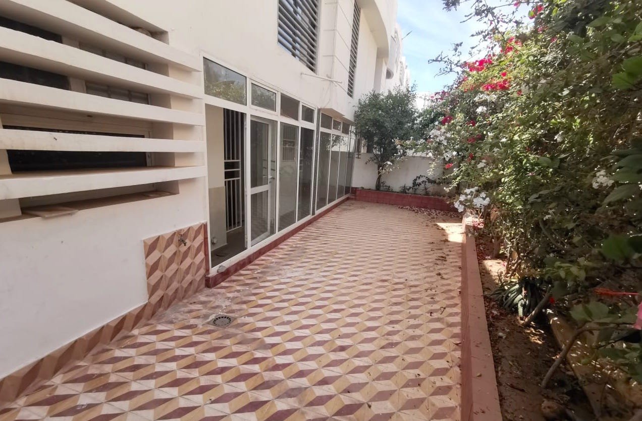 Grand appartement familial de 3ch meublé en bon état, ensoleillé avec jardin et terrasse bien situé à la nouvelle villa à qq min de la plage d'Agadir