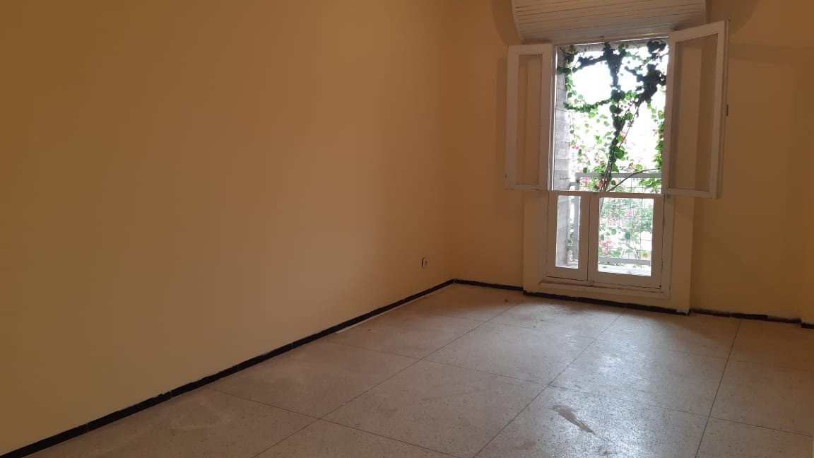 Appartement rénové de 3 pièces à louer vide bien ensoleillé, situé dans un immeuble sécurisé dans un quartier très calme à Victor Hugo