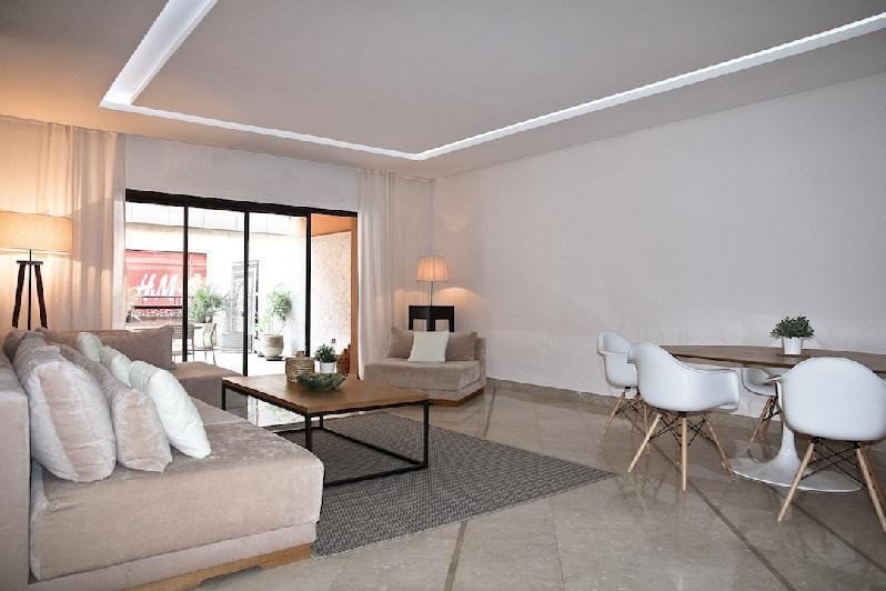 À louer au Carré Eden Marrakech, ce magnifique appartement  avec une belle terrasse, très bien meublé en plein cœur de Guéliz