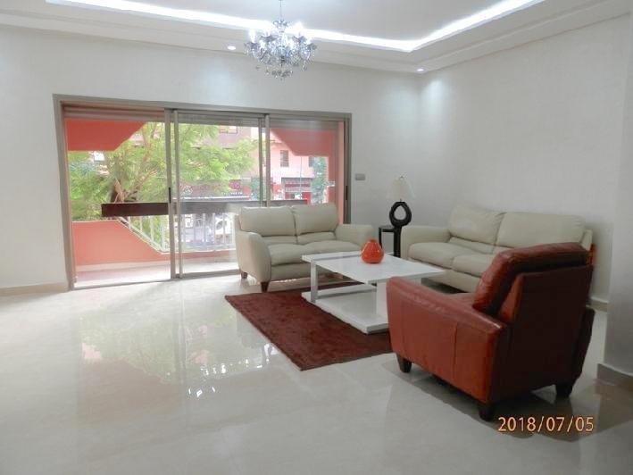Spacieux appartement entièrement rénové à louer de 3 chambres, situé dans une résidence propre calme et sécurisée à Guéliz, Marrakech
