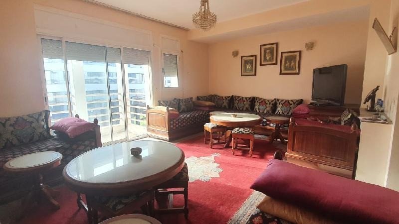 Appartement  familial à louer meublé en longue durée uniquement, de 3 chambres, salon cuisine bien équipée et petite terrasse sur l'Avenue des FAR au centre d'Agadir