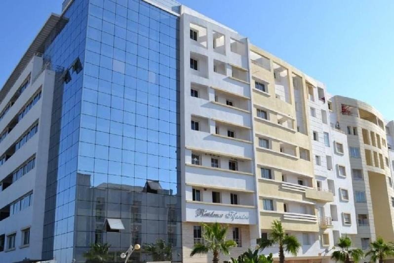 Proche du souk Al Had et centre ville, TINASS IMMO vous offre à louer un bel appartement non meublé et bien ensoleillé d'une sup de 120 m² avec terrasse , au 5ème étage avec ascenseur  dans une résidence calme et sécurisée.