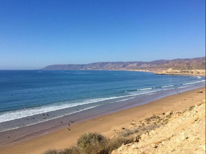 A louer un bel appartement F2, meublé avec petite terrasse  dans une résidence calme et sécurisée avec garage et jardin collectif à 2 pas des plages à IMMI OUADDAR.
