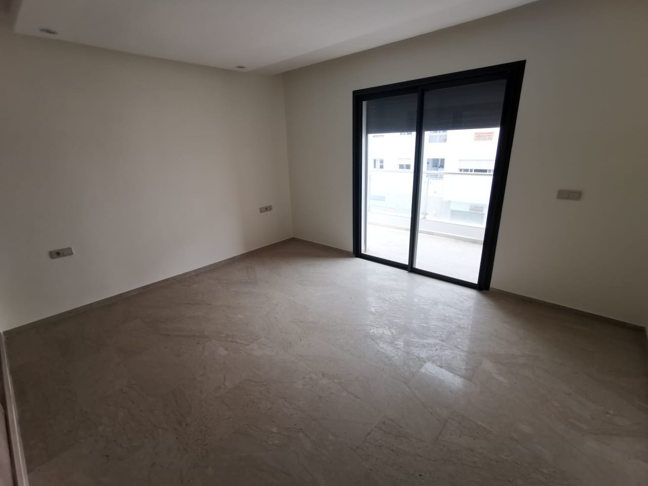 Appartements neufs 3ch à louer vide haut standing avec une petite terrasse