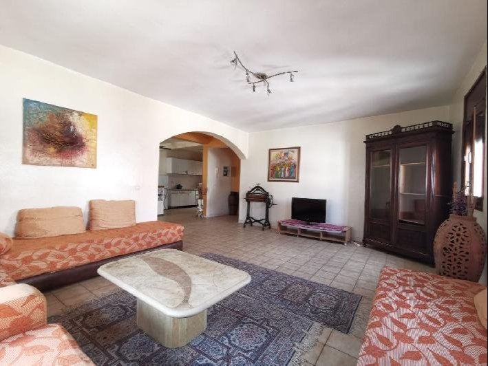 A louer un spacieux appartement meublé de 2 chambres d'une sup de 160 m²  au 2 ème étage dans une résidence calme, sécurisée et avec ascenseur  à Hay Dakhla Agadir;