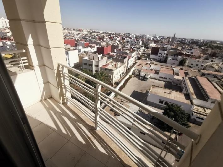 A saisir: bel Appartement de 3 chambres à louer vide avec balcon, lumineux, situé dans une résidence sécurisée en plein centre ville d'Agadir
