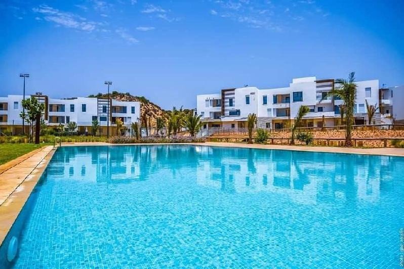 Bel Appartement bien meublé de 2 chambres avec vue sur la mer situé dans une résidence avec des espaces verts , terrain de foot et piscine collective à Taghazout Bay - Agadir