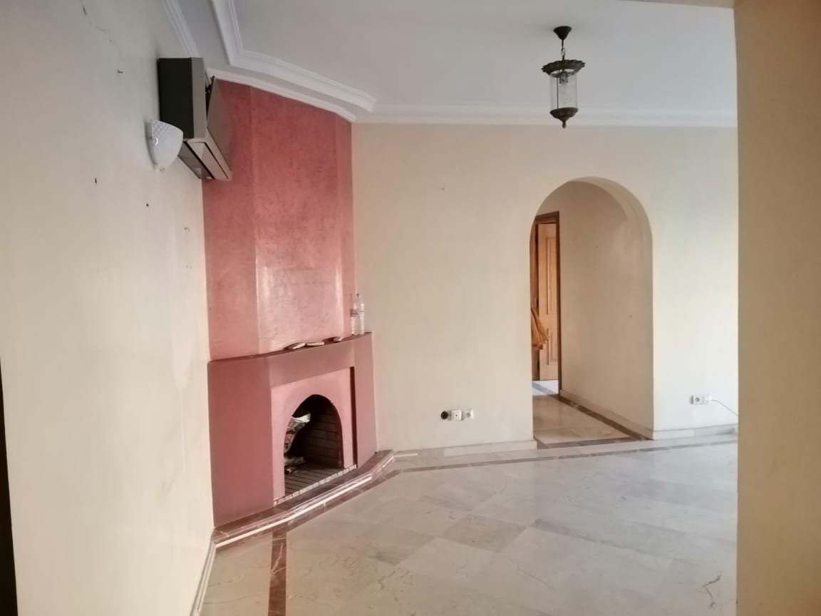 Bel Appartement vide à Louer de 2 chambres avec cheminée et petite terrasse dans une résidence sécurisée proche du lycée français Victor Hugo - Marrakech