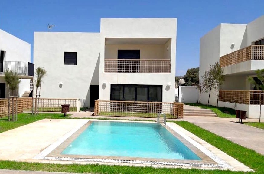 Très bel appartement en excellent état, à louer meublé moderne, de bon standing , situé dans une résidence avec des espaces verts , terrain de foot et piscine collective à Taghazout Bay - Agadir