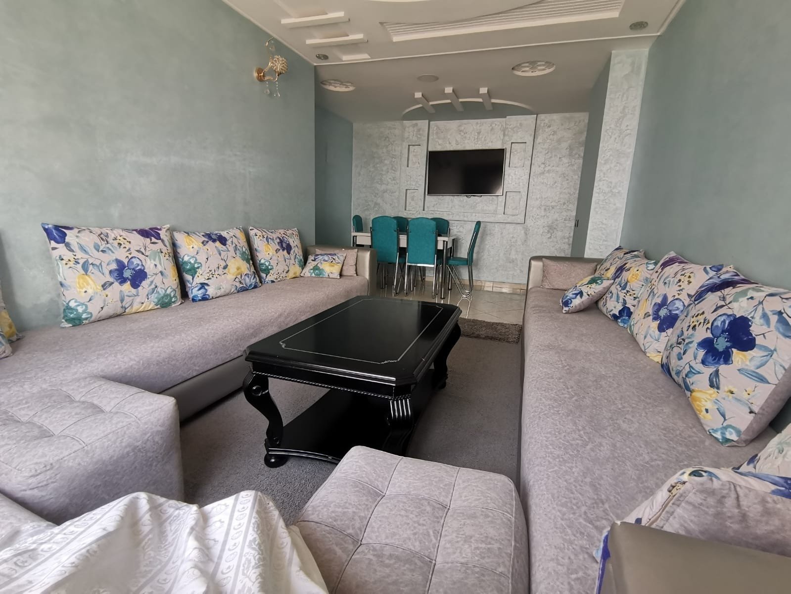 A louer meublé neuf joli appartement entièrement rénové, situé au quartier Hay Mohammadi