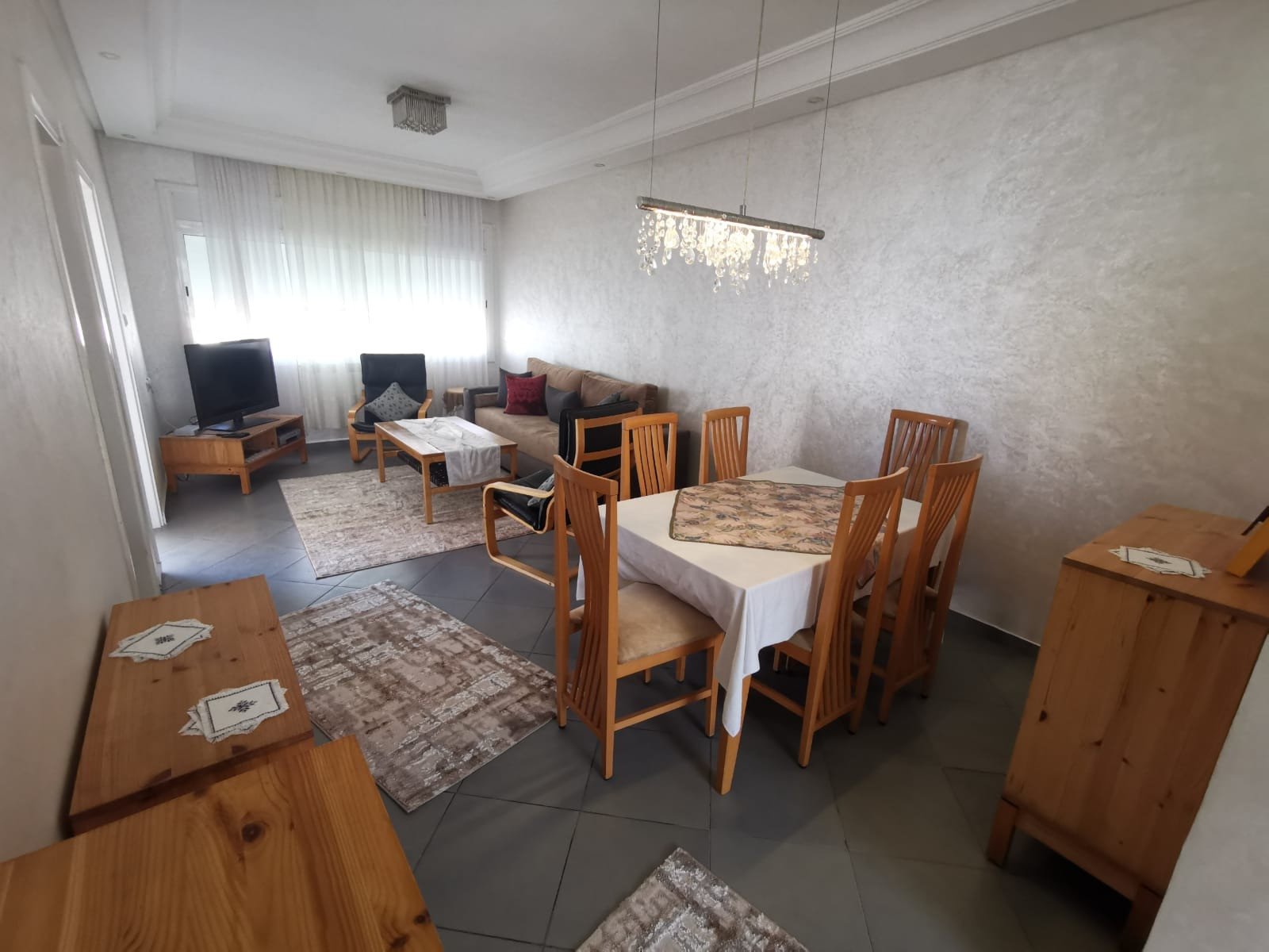 Très joli appartement entièrement rénové à louer meublé à neuf 2 pièces avec une terrasse au centre ville d'Agadir boulevard Hassan 2