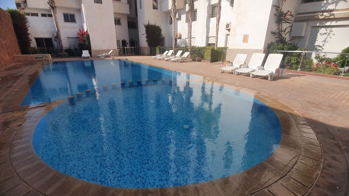 Très joli appartement style moderne à louer meublé de 3ch résidence avec piscine située à Talborjt