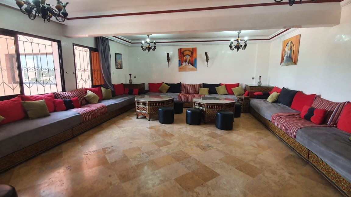 Bel Appartement Duplex de 3 Chambres à Louer Vide Situé Dans un immeuble Sécurisée et Calme en Plein Centre de l'hivernage