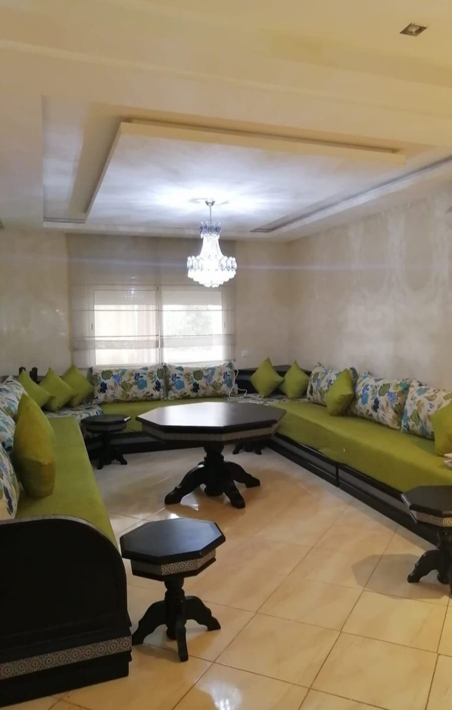 Appartement familial à louer semi-meublé de 130m² avec balcon résidence sécurisée au quartier Najah