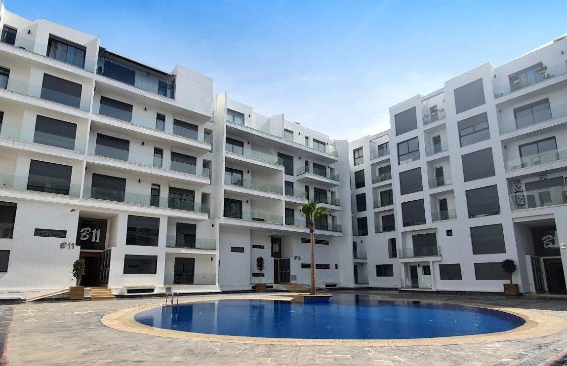 Appartement à louer vide de 2ch avec balcon, résidence sécurisée avec piscine et salle de sport à Founty