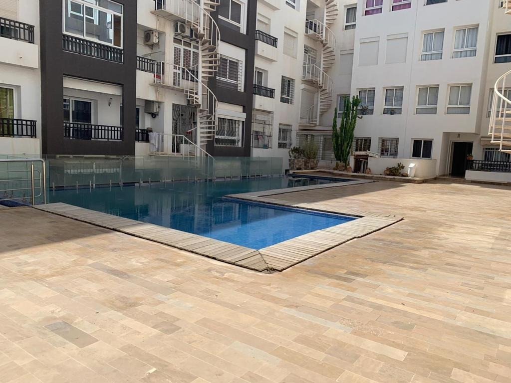 Bel Appartement style moderne à louer meublé 2ch avec balcon résidence sécurisée et bien entretenu avec piscine au quartier El Houda