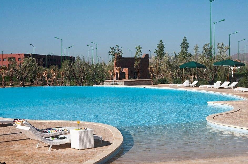 Bel et spacieux appartement à louer meublé, moderne 3 ch avec balcon vue sur jardin, résidence sécurisée avec jardin et piscine sur la route de Casa