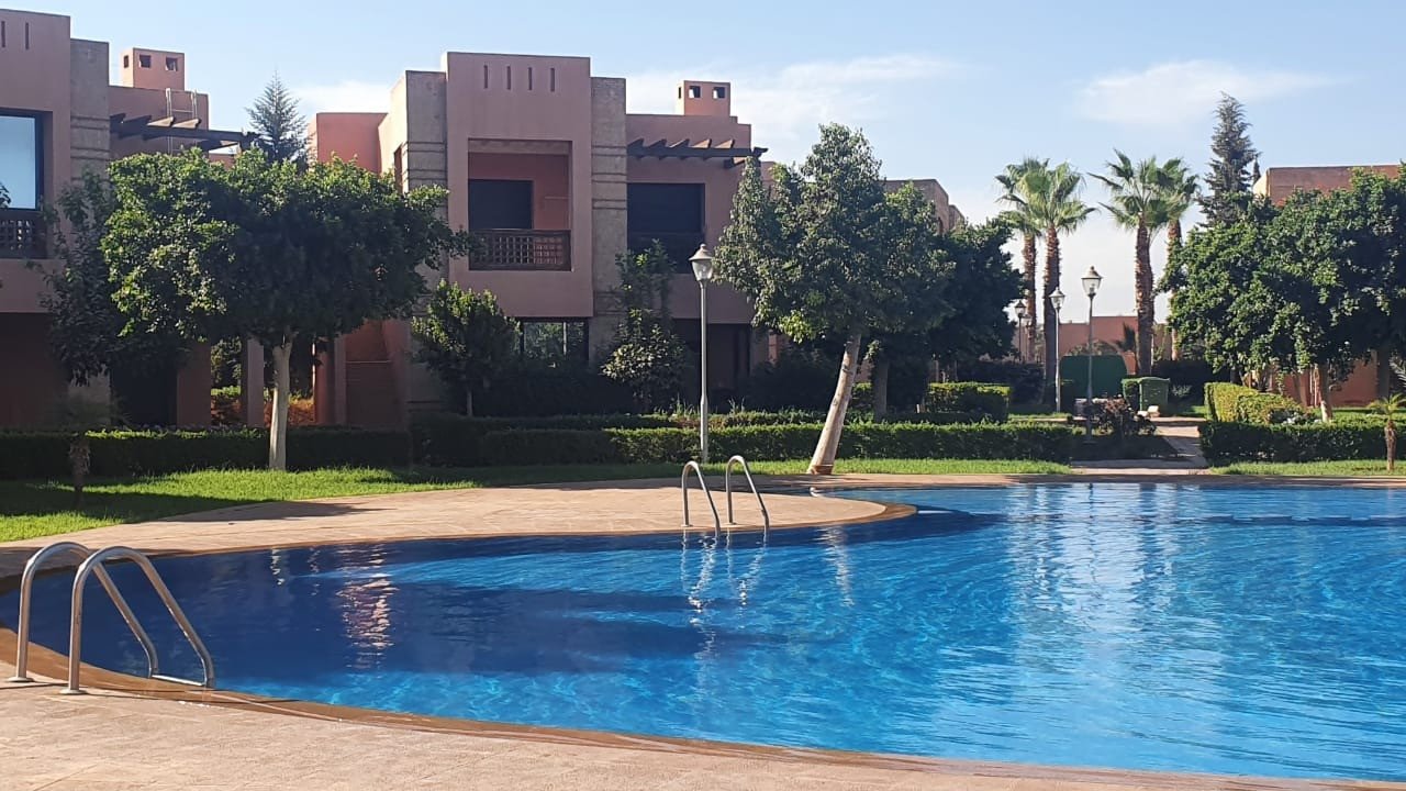Bel Appartement Meublée ou Vide avec Grande Terrasse situé dans une Résidence avec Jardin et Piscine