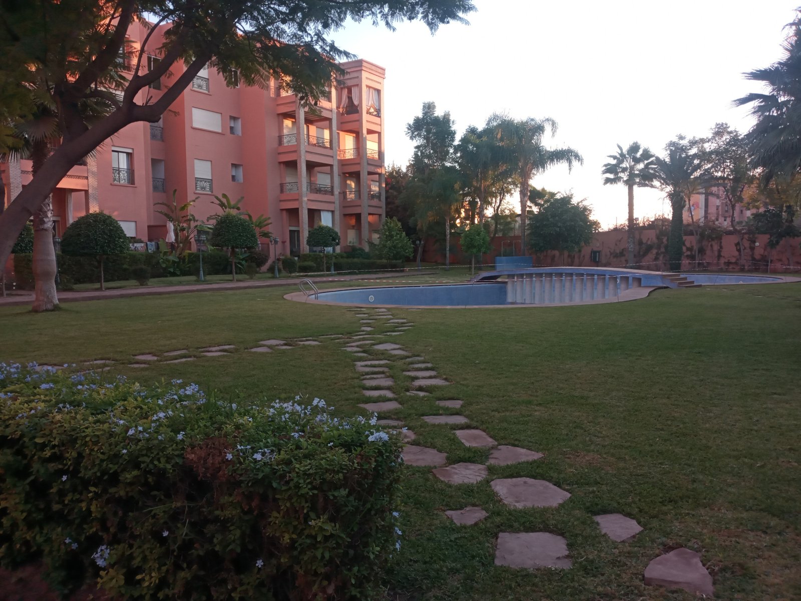 Bel Appartement très bien situé sur la Route de casa dans une Résidence calme avec jardin et piscine