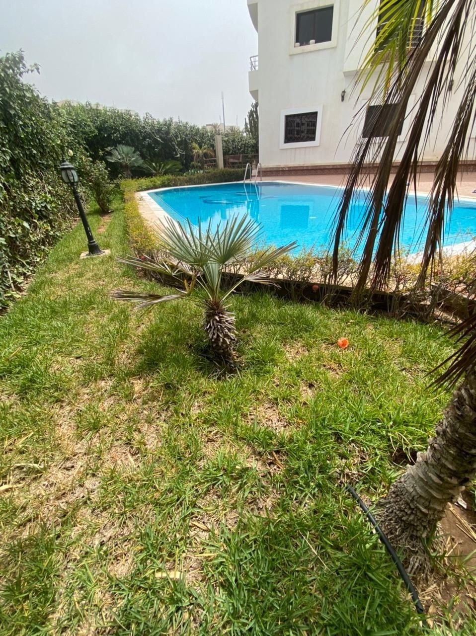 A louer meublé: Bel appartement spacieux et bien agencé de 100m² F3, en bon état, situé au zone touristique d'Agadir dans une résidence sécurisée avec jardin et piscine  à Founty