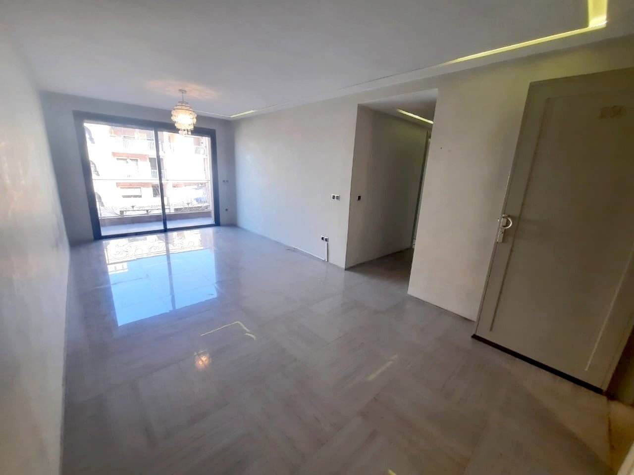 Bel Appartement a louer vide de 2 chambres  avec une petite terrasse dans un immeuble de bon standing sur la route de casa ( Proche de AMOUD ) - MARRAKECH