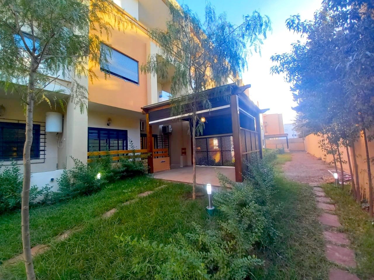 - Bel Appartement ( rez de jardin )  tout neuf à louer de 3 chambres avec un pergola dans une résidence avec piscine collective à Targa - MARRAKECH