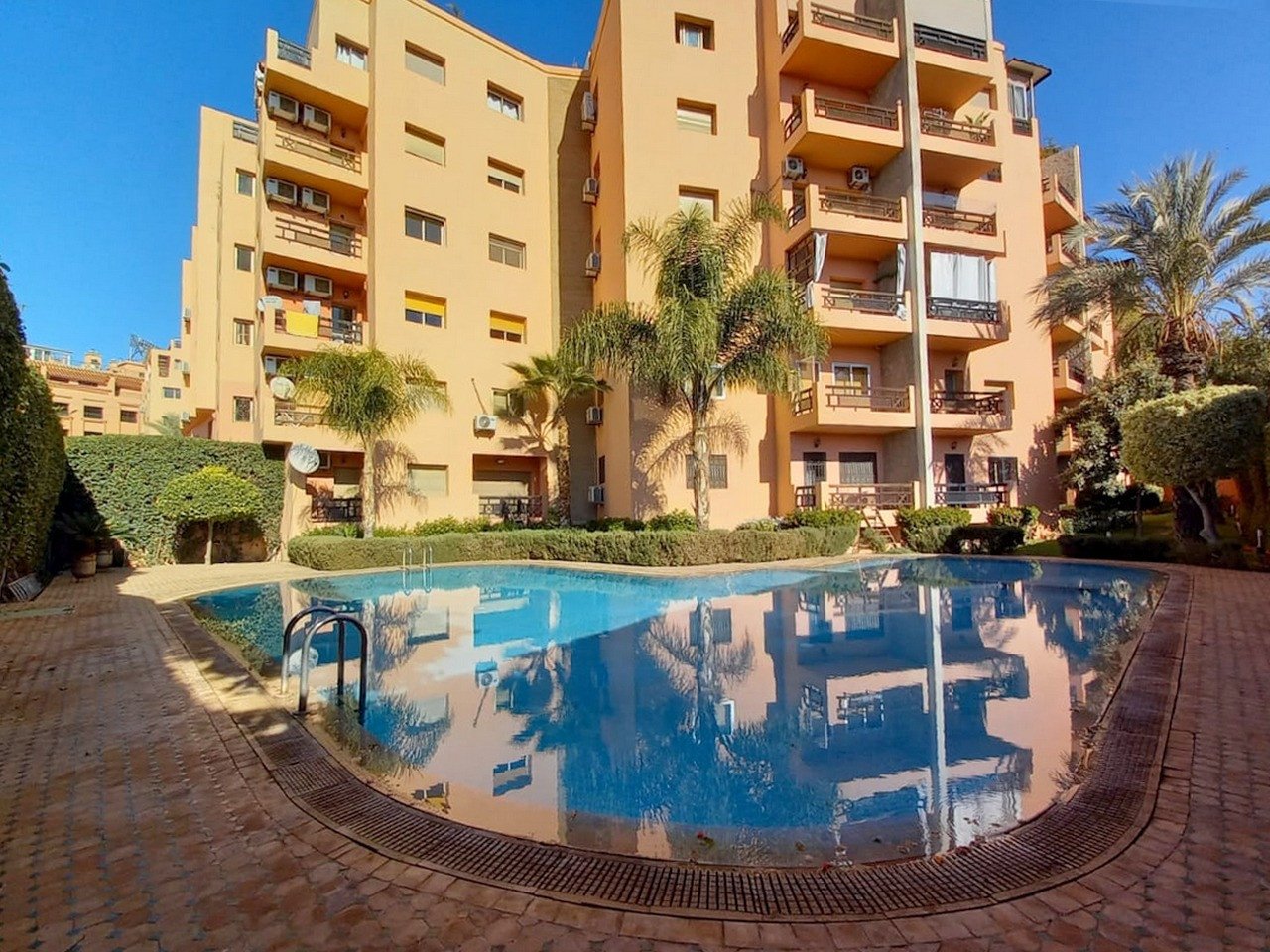 - Bel Appartement à louer meublé de 2 chambres 2 salles de bain avec petite terrasse dans une résidence avec piscine collective à L 'Hivernage -  Marrakech