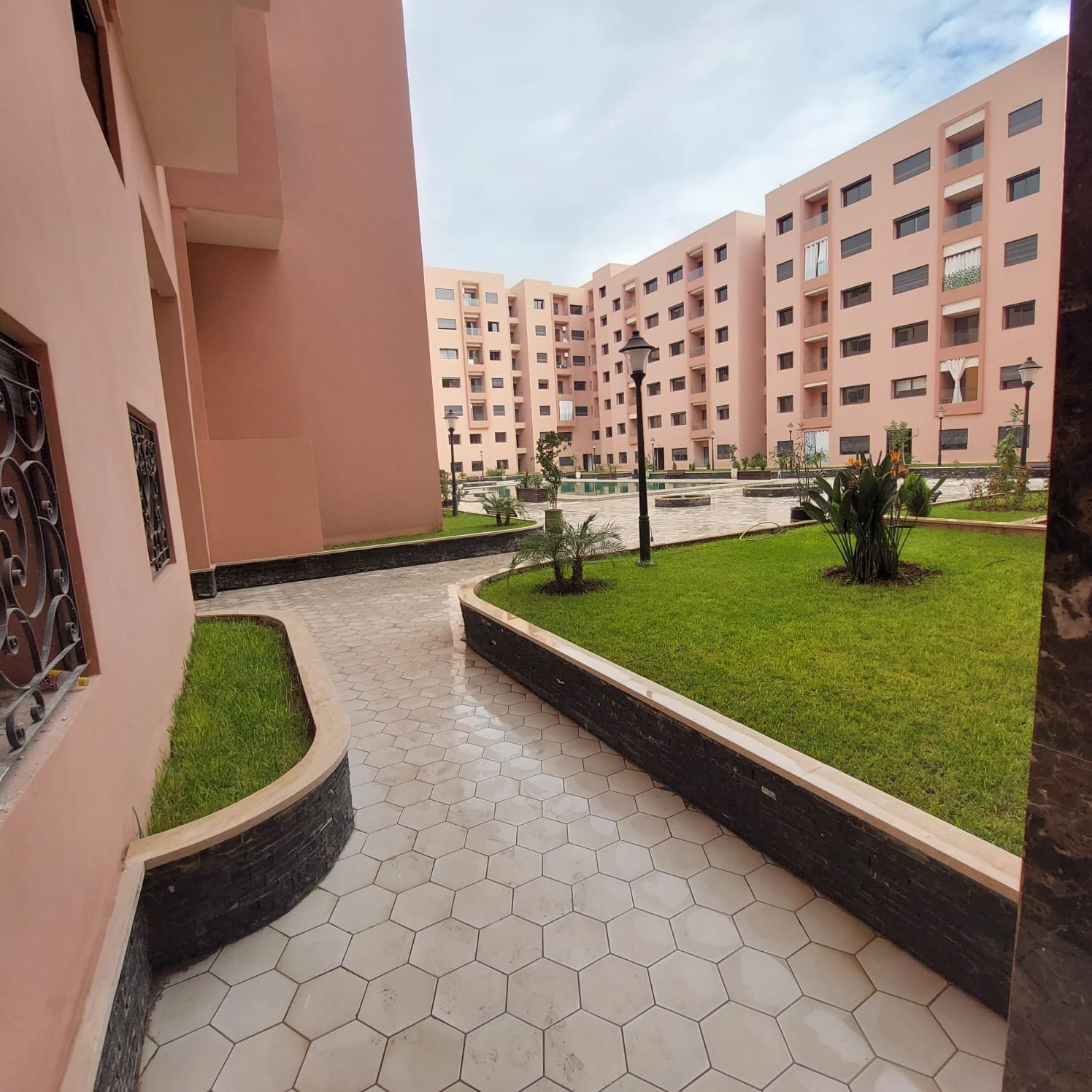 Bel Appartement tout neuf jamais habité à louer de 2 chambres avec petite terrasse dans une résidence avec piscine collective sur la route de fes - Marrakech