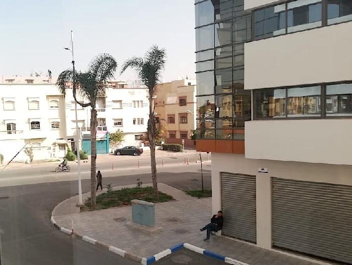A louer pour usage professionnel un plateau bureau d'une sup de 59 m² au 1 er étage d'un immeuble bien situé dans un quartier calme et sécurisé à Hay AL HOUDA AGADIR
