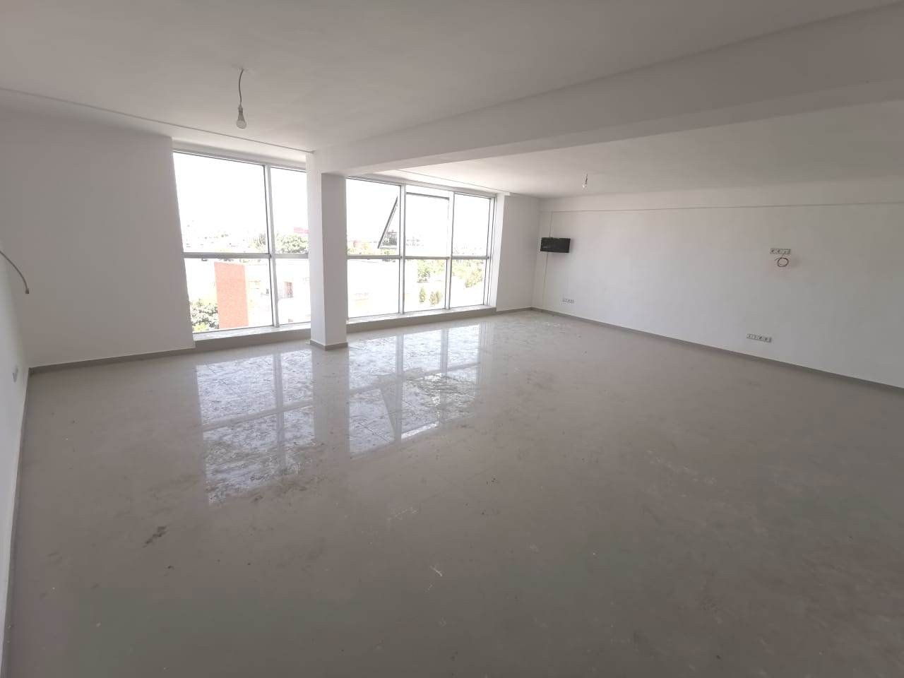 A louer des plateaux bureaux neufs de 60 à 68m² bien situés dans un immeuble professionnel R+2 avec ascenseur au quartier Salam