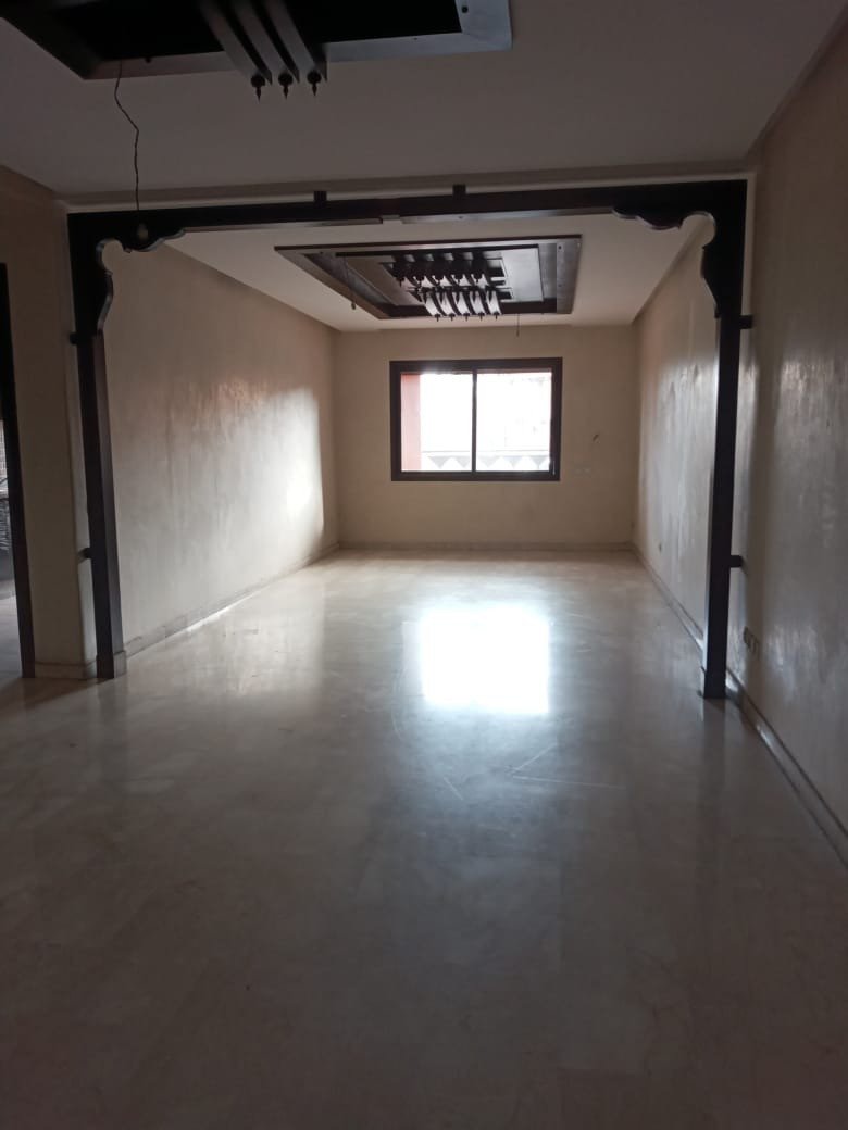 A Louer Appartement à usage Commercial très Bien Situé au 2éme étage dans un Immeuble Commercial en Plein  Centre de Gueliz