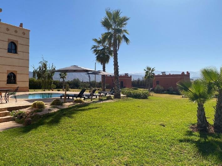 Luxueuse Villa,en location gérance libre, bien équipée,7 chambres, avec jardin, piscine sur 7000m², avec Hammam/SPA et une magnifique vue sur atlas à 25km sur la route de Ouarzazate