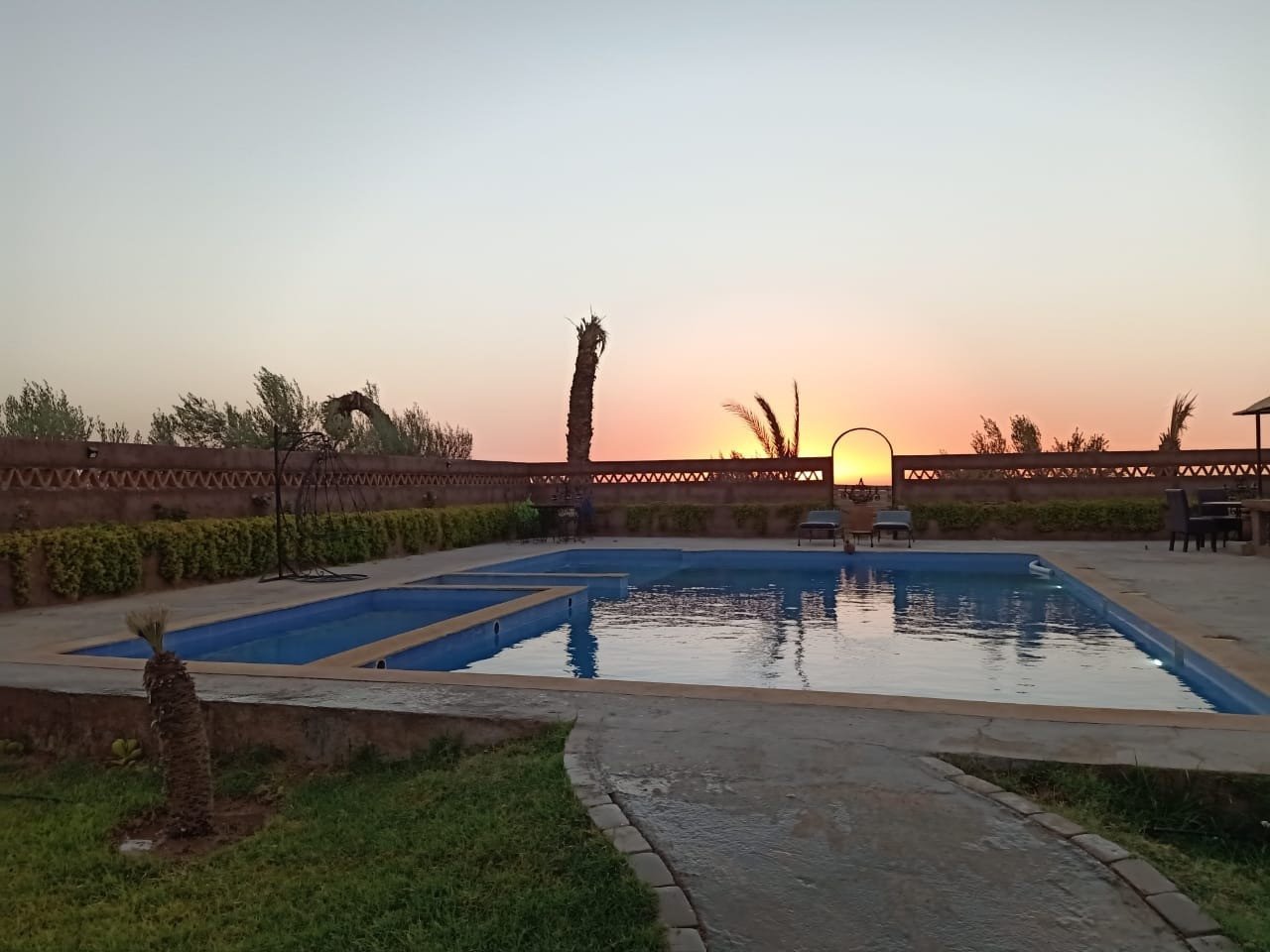 Belle villa de style authentique en location gérance libre de 4 suites plus 2 bivouacs avec piscine privative avec une magnifique vue sur le désert d'Agafay à 25 km du centre ville de Marrakech