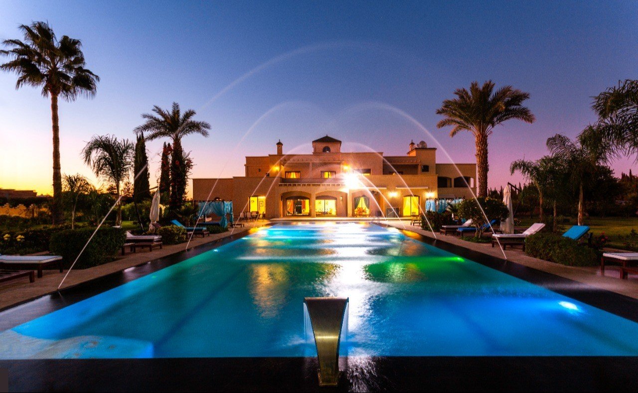 Prestigieux palais d'hôtes, avec 7 suites, un beau et grand spa. Une piscine, semi-olympique pleureurs terrasses.