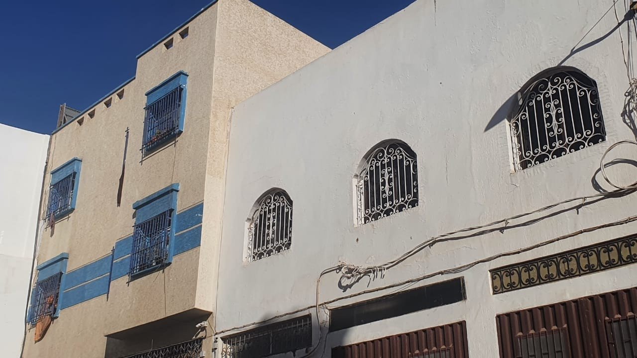 Deux niveaux de maison commerciale à louer pour une école de formation, ateliers ou pour un traiteur, situés dans une zone industrielle au quartier El Houda