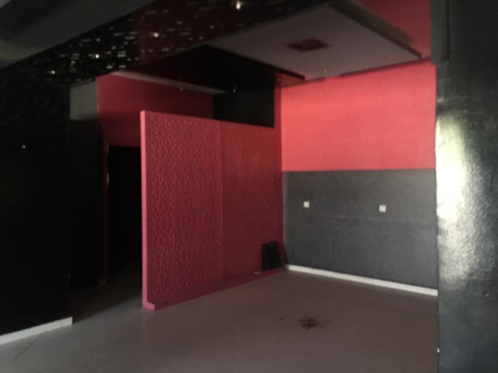 à LOUER ,un Grand Magasin 200 M² emplacement Stratégique au cœur du centre ville AGADIR pour Bail Commercial (  cafée , restaurant ,....)