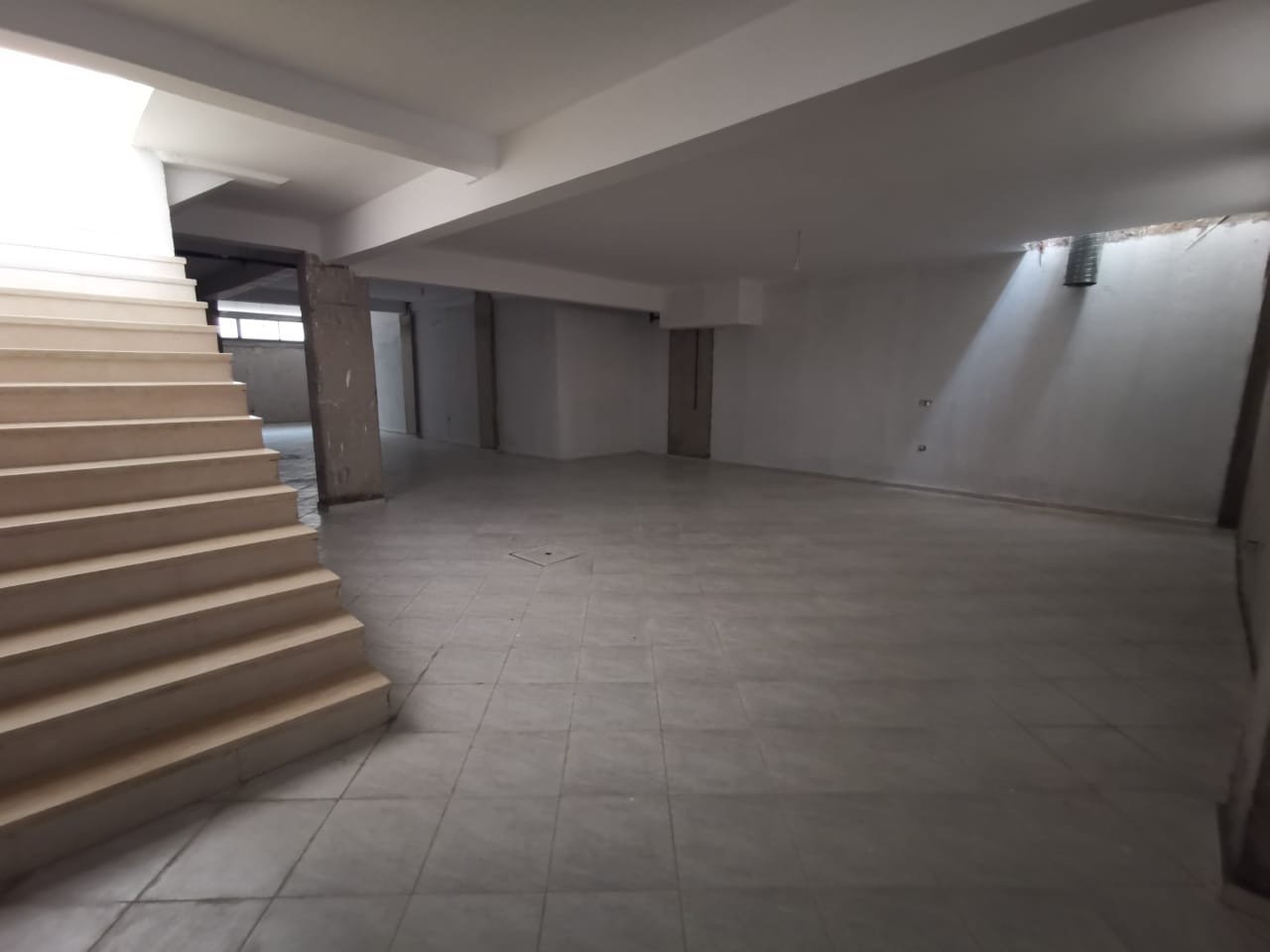 Trois locaux commerciaux à louer neufs finition et prestation de qualité au cœur de Dcheira