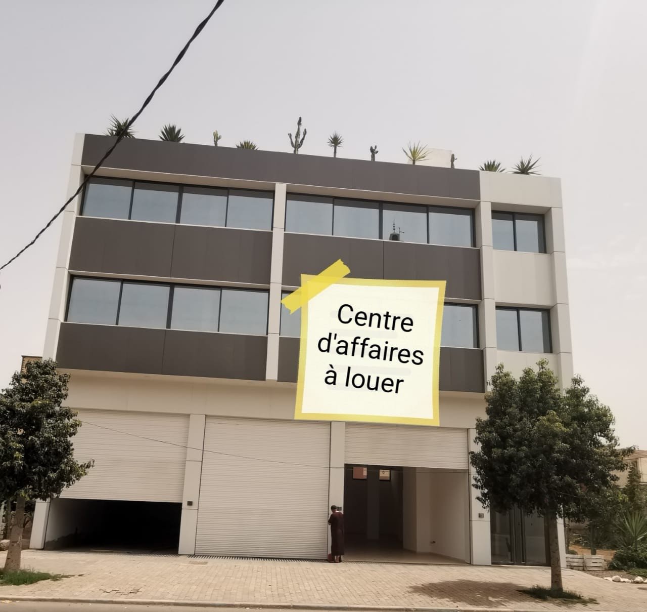 A saisir un centre d'affaires neuf composé des espaces bureaux de diverses superficies à louer entièrement ou par pièce haut standing et bien fini  avec des prestations de qualité au cœur de  Dcheira