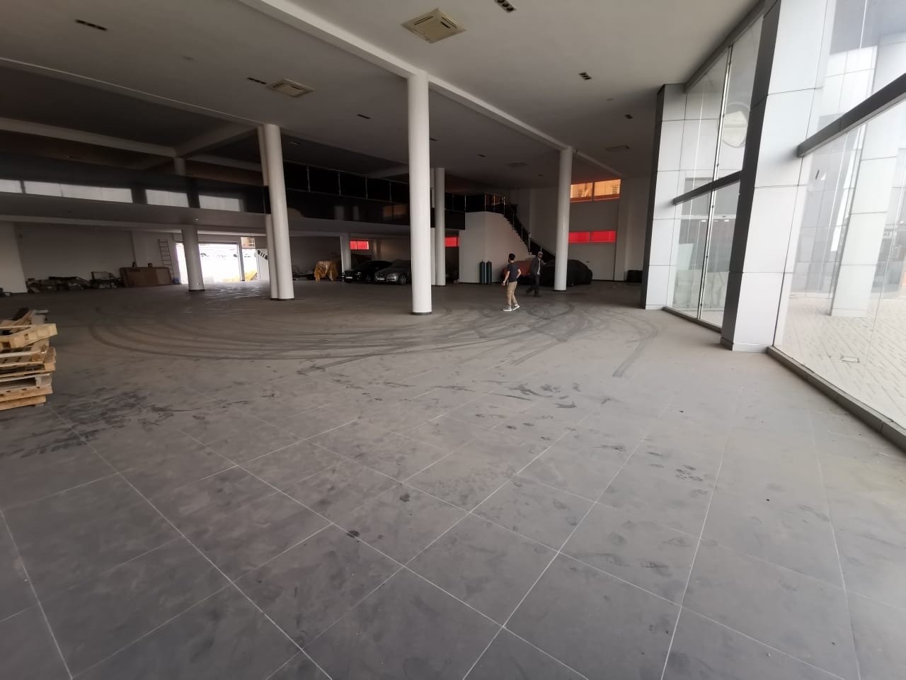 A saisir un grand magasin pour Showroom de 2000m² avec 2 façades très bien situé sur la grande route de Marrakech - quartier Tassila