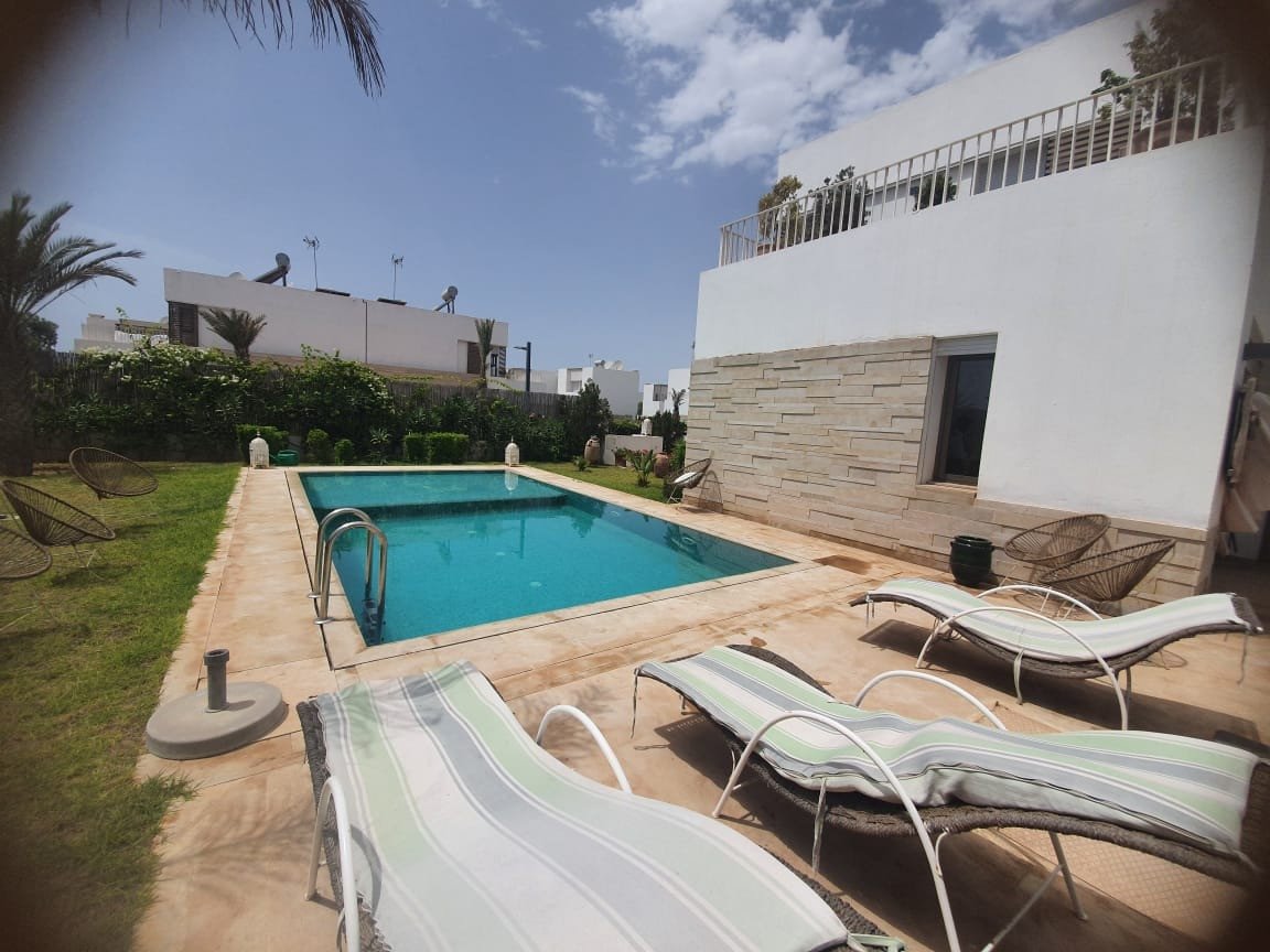 Jolie villa à louer vide  de 3 chambres avec piscine et jardin privatifs et sans vis à vis  vue sur mer située à Taghazout Bay