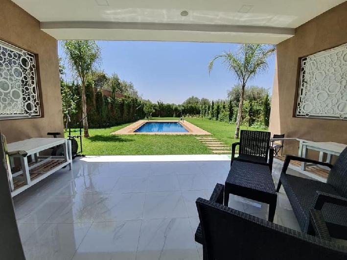 A louer meublée une jolie villa indépendante style moderne de 4 chambres avec jardin et piscine privative située à 25km du centre ville de Marrakech