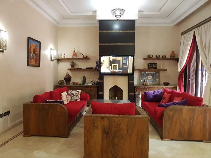 Coquette Villa meublée à louer, de 3 chambres avec cheminée, terrasse et jardin dans une résidence avec piscine collective à 5 km du centre ville de Marrakech, route de Fès