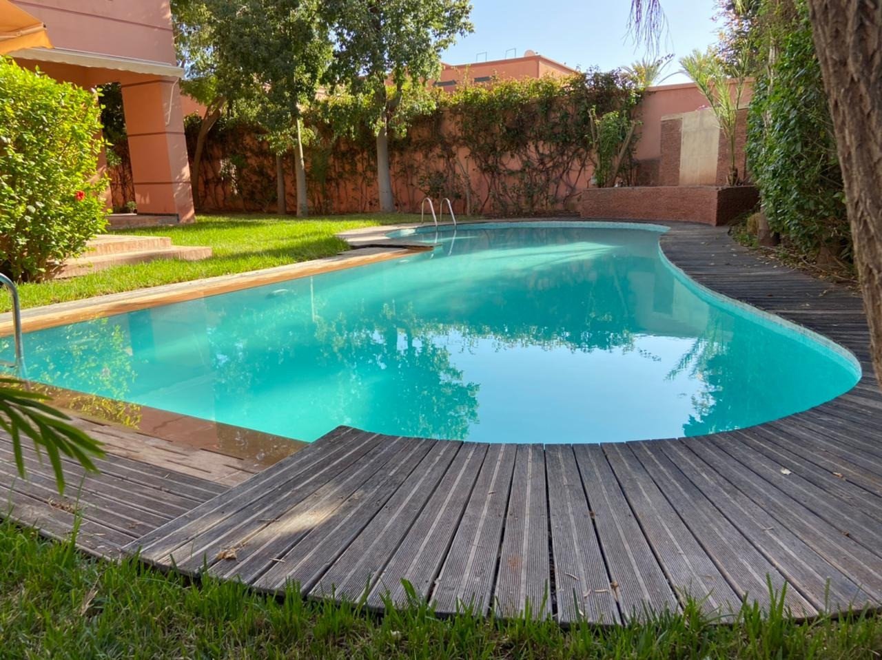 Très belle villa familiale avec de beaux volumes à louer vide de 4  chambres avec jardin, piscine privée et hammam beldi située au calme à Targa Sofia