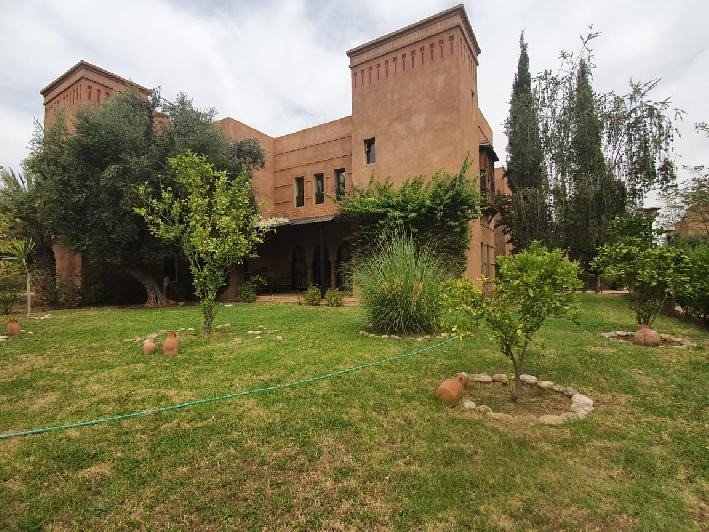 A louer une belle villa style riad entièrement meublée avec un grand jardin, située dans une résidence sécurisée avec piscine sur la route de Ouarzazate à proximité de l'école américaine