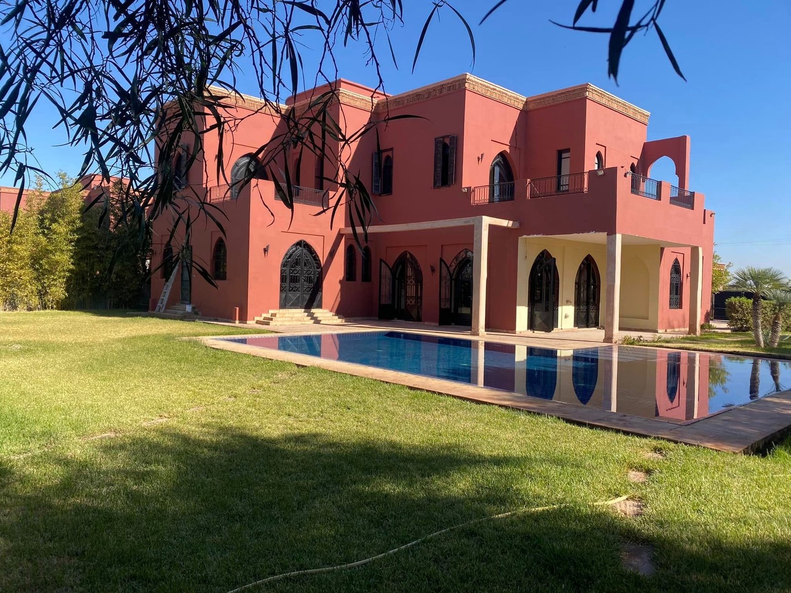 Splendide Villa à louer vide  de 4 suites avec cheminée, hammam beldi, Terrasses, Grand Jardin, piscine privative sur la route de Ouarzazate à proximité de l’école américaine - Marrakech