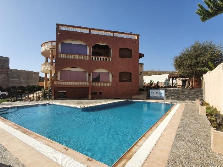 Villa de Campagne très bien finie à louer meublée de 5 chambres avec une jolie terrasse donnant vue les montagnes, et piscine privée à  15 mn du centre d'Agadir